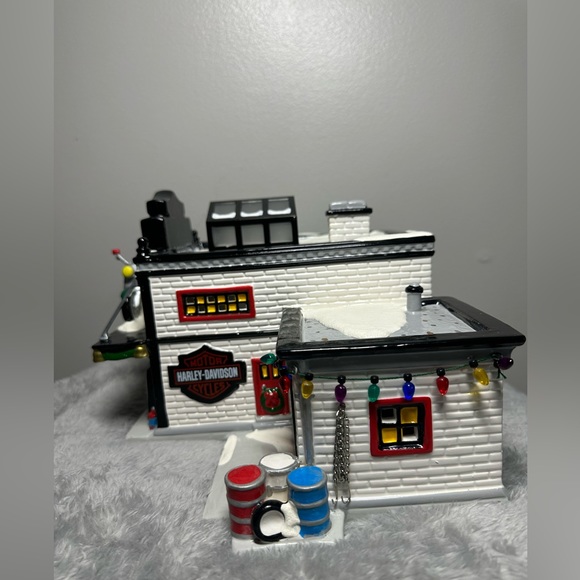 Department 56 The Original Snow Village “Harley-Davidson Motorcycle Shop” - Picture 9 of 16